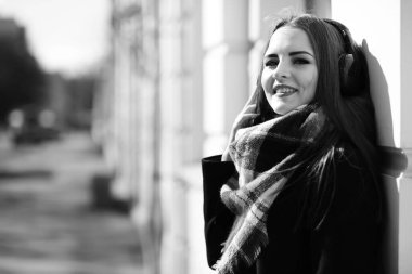 Bir genç kızın yolda siyah ve beyaz fotoğraf