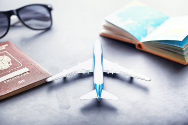 Seyahat konsepti. Turist aksesuarları uçuşta toplanıyor. Alkol, kamera, harita ögeleri.