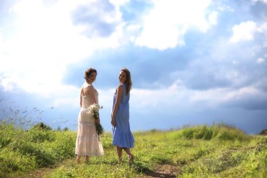 Genç kızların daha önce yağmur yürüyor