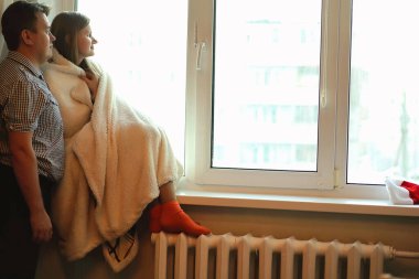 Yılbaşı arifesinde evde genç bir çift var.