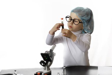 Genç bilim adamları kimyagerler. Çocukların mesleki rehberliği. Meslek seçimi. Doktor, laboratuvar asistanı, kimyager..