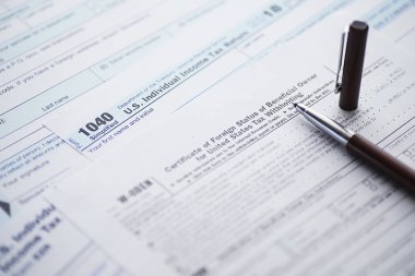Yıllık vergi bildirimi. Masada vergi formu var. Finansal açıklamalar imzası.