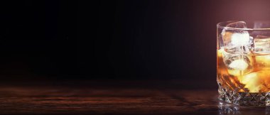 Tahta tezgahta buzlu sert bir alkollü içecek. Buzlu viski alayım. Bardakla soğuk bir içecek..