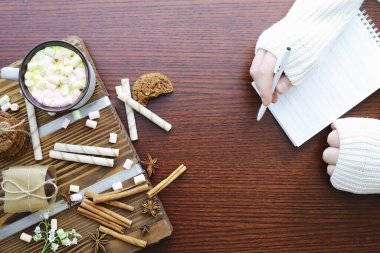 Kış kahvaltısı. Bir fincan sıcak çikolata, şekerleme ve taze pişmiş kurabiyeler. Zencefilli kurabiye ve kahve..