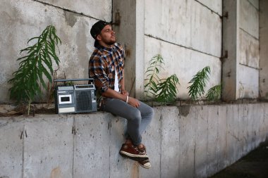 Sakallı hip-hop dansçısı genç bir adam.