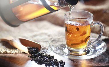 Aksesuarlı servis masasında demlenmiş çay.