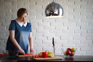 Dokuzuncu ayda hamile ve güzel bir kız.