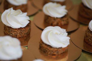 Farklı kremalı güzel pasta bisküvisi ve dekorasyon.