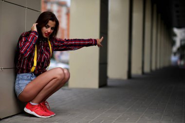 Şovun arka planında palyaço makyajı yapmış tatlı bir kız.