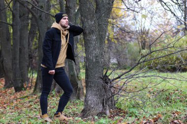 Genç sakallı adam sonbahar parkında