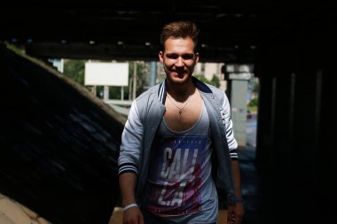 Sakallı hip-hop dansçısı genç bir adam.