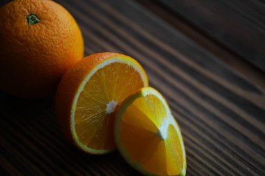 Taş masada turuncu turunçgil meyvesi. Turuncu arkaplan.