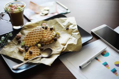 Doldurulmuş Viyana waffle 'ı. Kahve masası. Tatil için kahvaltıda güzel kokulu kurabiyeler..