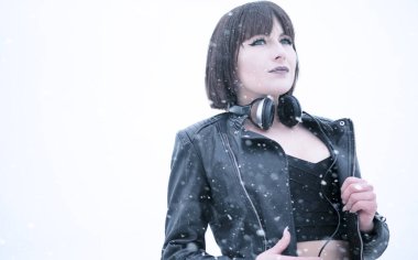 Kulaklıklı tatlı kız Winte 'de açık havada müzik dinliyor.