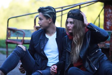 Gündelik kıyafetlerle yürüyen sevgi dolu bir çift.