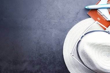 Seyahat konsepti. Turist aksesuarları uçuşta toplanıyor. Alkol, kamera, harita ögeleri.