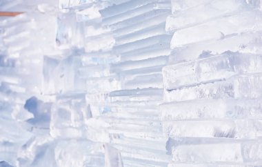 Güneşin altındaki bir bahar gününde eriyen buzun dokusu.