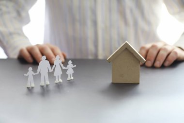 Sigorta teminatı. Hayat ve mülk sigortası. Bir işadamı belge hazırlıyor..