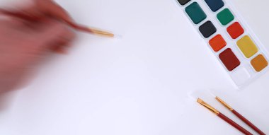 Beyaz bir pape tabakasına boya çizmek için kırtasiye malzemesi