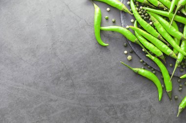 Acı yeşil biber. Siyah arka planda Şili biberi.