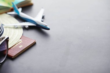 Seyahat konsepti. Turist aksesuarları uçuşta toplanıyor. Alkol, kamera, harita ögeleri.
