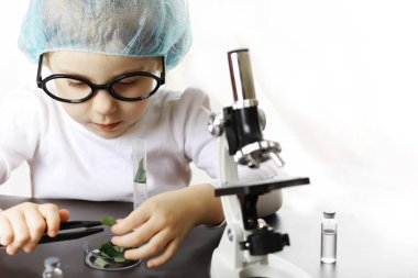 Genç bilim adamları kimyagerler. Çocukların mesleki rehberliği. Meslek seçimi. Doktor, laboratuvar asistanı, kimyager..