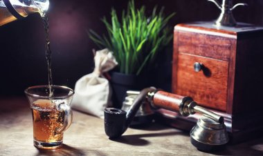 Mornin ahşap bir masada çay demleme