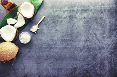 Hindistan cevizi koyu taş bir masada. Hindistan cevizi yağı ve kaşık.