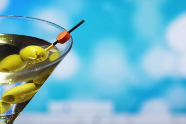 Camın yanında pencere kenarında kokteyl bardakları