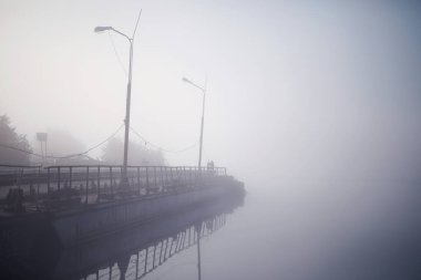 Gölde sis var. Sabah doğa suyu ve beyaz sis.