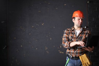 Koruyucu kask lı ve elinde kağıtlar bulunan erkek mimar oluşturucu