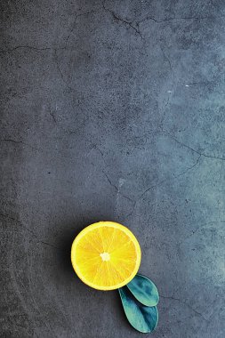 Taş masada turuncu turunçgil meyvesi. Turuncu arkaplan.