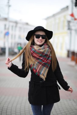 Fransız kadın, ilkbaharın başında dışarıda yürüyüş yapıyor.