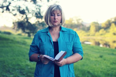 kadın yatıyordu ve kitap Güneş okuyun