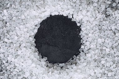 Büyük deniz tuzu. Baharat. Tuz öğütmek için harç ve havaneli.