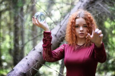 Cadı ön kısımların derinliklerinde bir ayin düzenler.