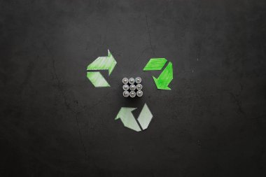 Farklı boyutlarda piller. Çevreye önem vermek. Kullanılmış pillerin imhası.