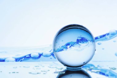 Görme düzeltmesi için araçlar. Sıçrama ve bulanıklığın arka planında diopterleri olan gözlük ve lensler.