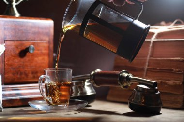 Sabah ahşap bir tabloda çay demleme