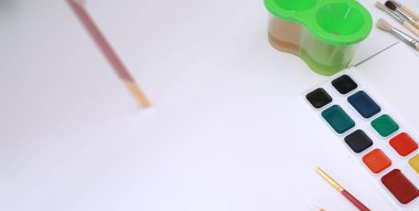 Beyaz bir pape tabakasına boya çizmek için kırtasiye malzemesi
