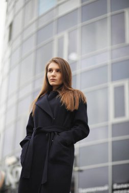 Bulutların arasında iş yapan güzel bir kız.