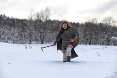Defender'ı posta zırh genç savaşçı bir kılıç ve balta ile silahlı