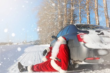 Noel Baba hediyeleri ile dışarıdan geliyor. Noel Baba sakal ve gözlük ile Kırmızı elbiseli Noel-e doğru yolda yürüyor. Noel Baba çocuklarına hediyeler getiriyor.