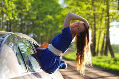 Güneşli bir gecede kırsalda yürüyüş yapan tatlı bir kız.