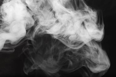 Siyah arka planda beyaz duman. Duman dokusu. Overla için arka planda beyaz duman kümeleri