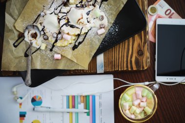 Doldurulmuş Viyana waffle 'ı. Kahve masası. Tatil için kahvaltıda güzel kokulu kurabiyeler..