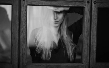 Genç bir kız büyük bir dairede dinleniyor.