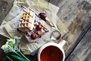 Doldurulmuş Viyana waffle 'ı. Kahve masası. Tatil için kahvaltıda güzel kokulu kurabiyeler..