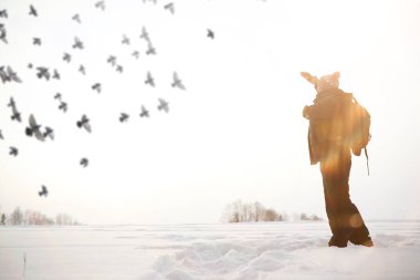 Yürüyüşe çıkmış bir adam. Kış manzarası. Kış yolculuğunda turist.