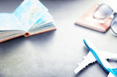 Seyahat konsepti. Turist aksesuarları uçuşta toplanıyor. Alkol, kamera, harita ögeleri.